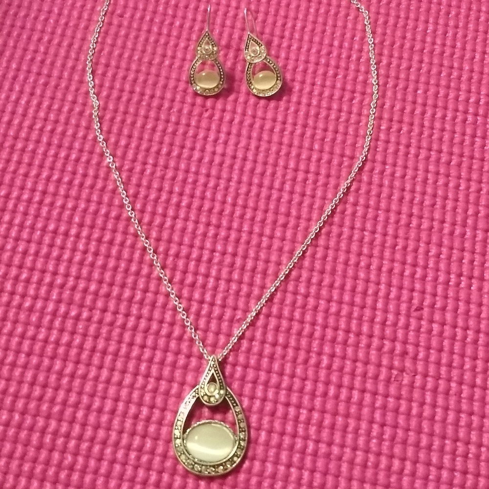 Beautiful silver necklace and earrings set - Picture 1 of 4